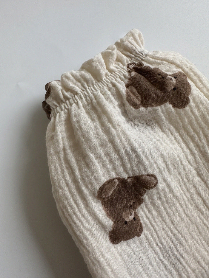 Barnkläder, babykläder, Barnbyxor närbild björn