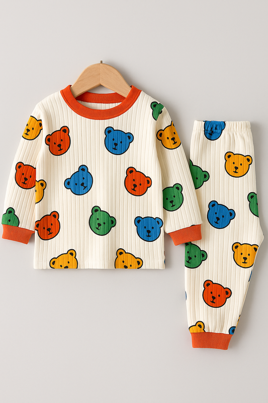 Översiktsbild av färgglada björnar barn pyjamas set – barnkläder i mjuk bambu