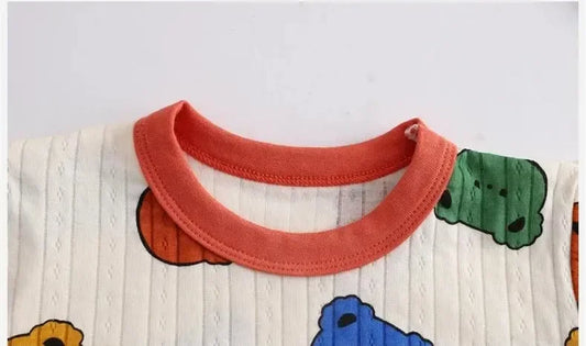 Nackkrage av färgglada björnar barn pyjamas set – barnkläder i mjuk bambu