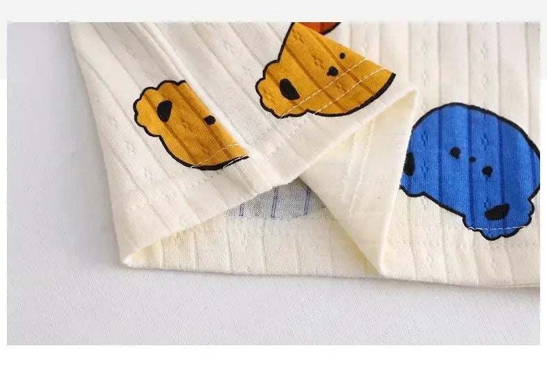Närbild på tröja av färgglada björnar barn pyjamas set – barnkläder i mjuk bambu