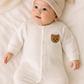 Baby jumpsuit - Onesies - Romper. Med björnbrodering på vänster bröst, Vit. Modellbild liggande bebis