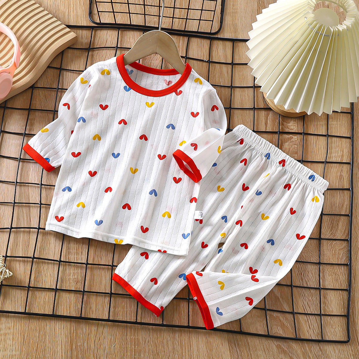 Översiktsbild av färgglatt barn pyjamas set – barnkläder i mjuk bomull