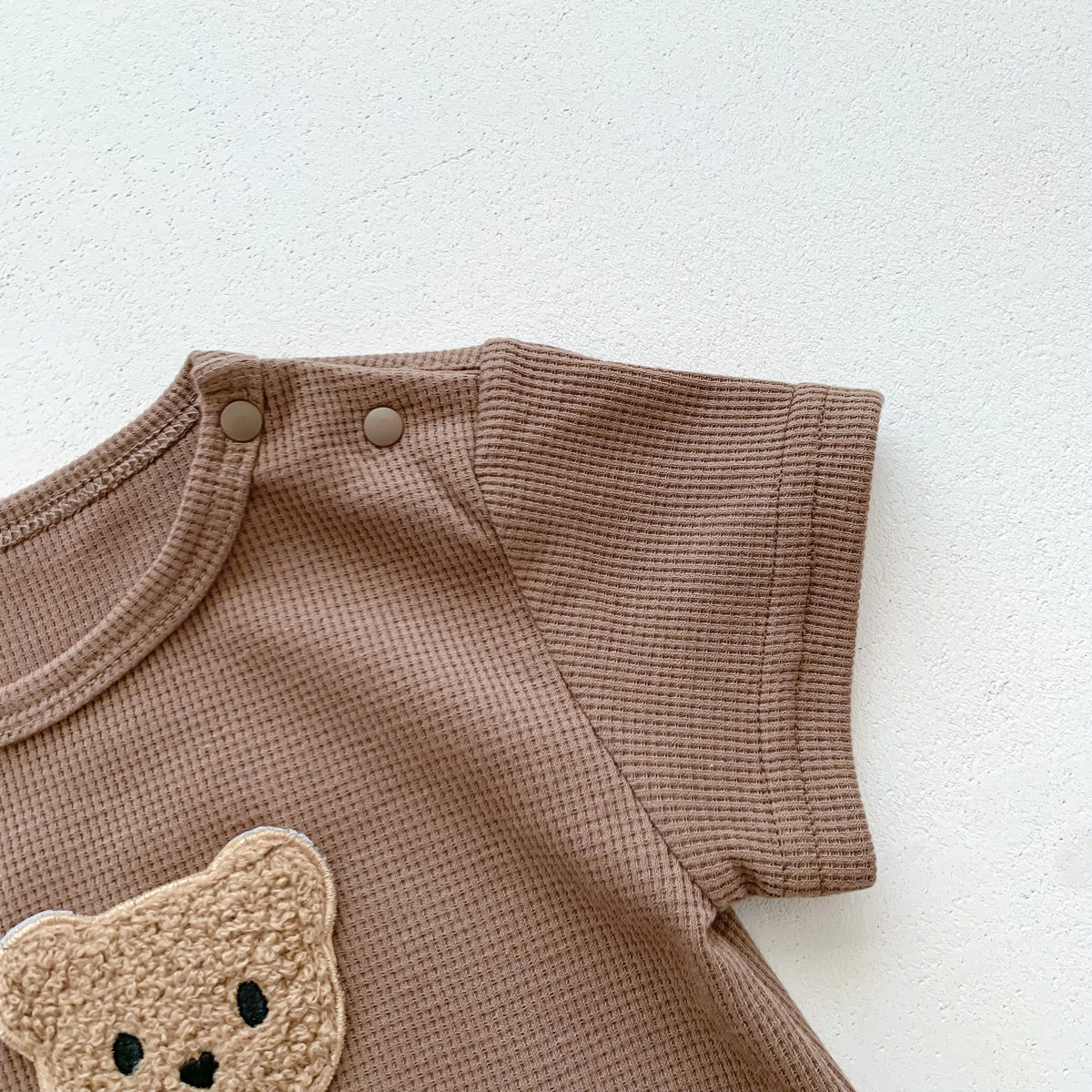 Body med björn och hatt, vänster arm, brun, barnkläder, bebiskläder, babykläder