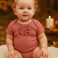 Barnkläder, höstkläder barn, onesies, Höstens toner - 3-pack rompers babykläder. Bebis sitter utomhus på en filt med levande ljud tänt i bakgrunden