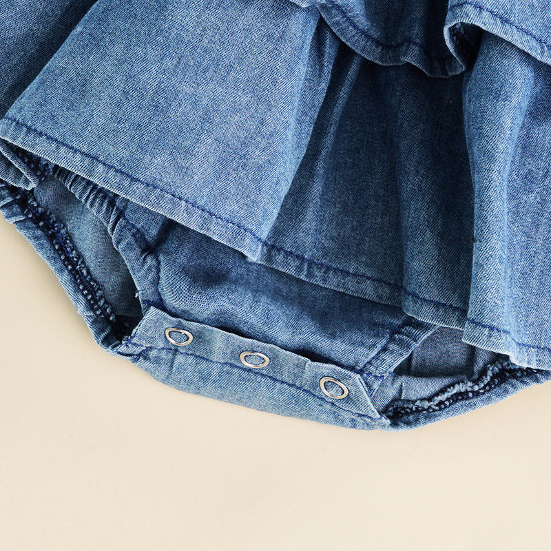Barnkläder, babykläder, Romper, Jeansklänning baby närbild nedtill Blå