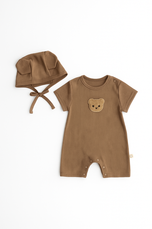 Body med björn och hatt, framsida, brun, barnkläder, bebiskläder, babykläder