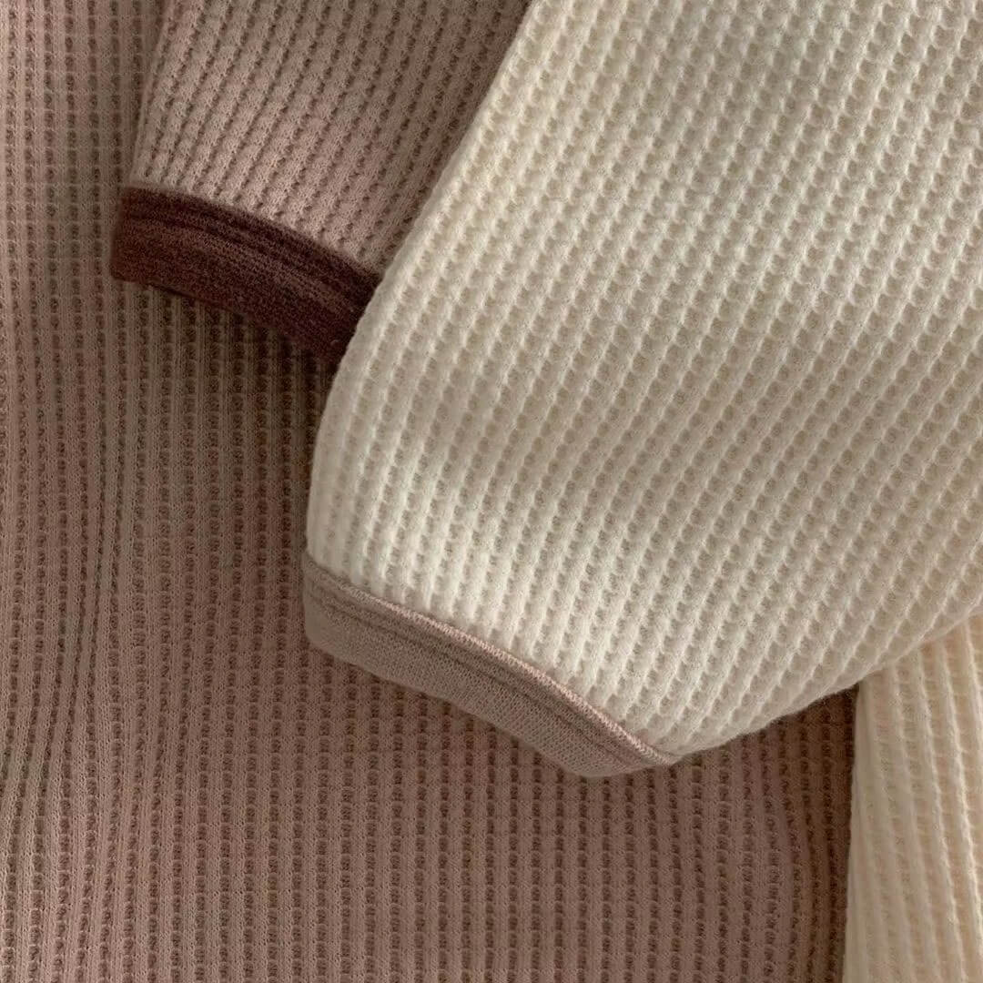 Barnkläder, babykläder, Romper ribbad beige brun närbild armar