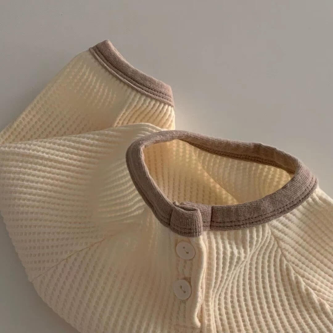 Barnkläder, babykläder, Romper ribbad beige närbild krage
