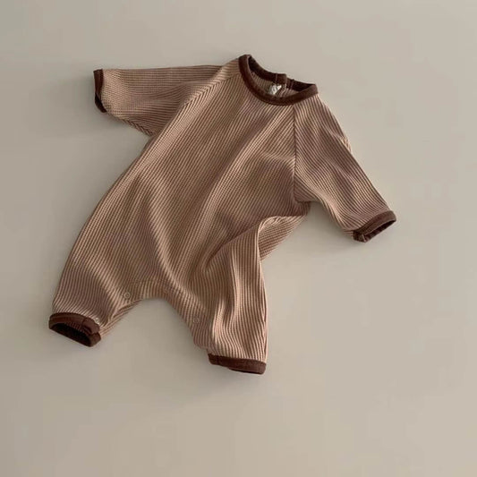 Barnkläder, babykläder, Romper ribbad brun framifrån